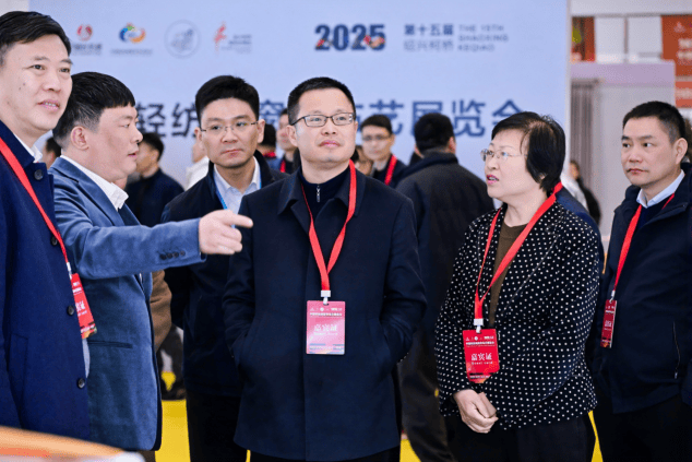 柯桥窗帘展首日开启时尚新风！凯发K8花式