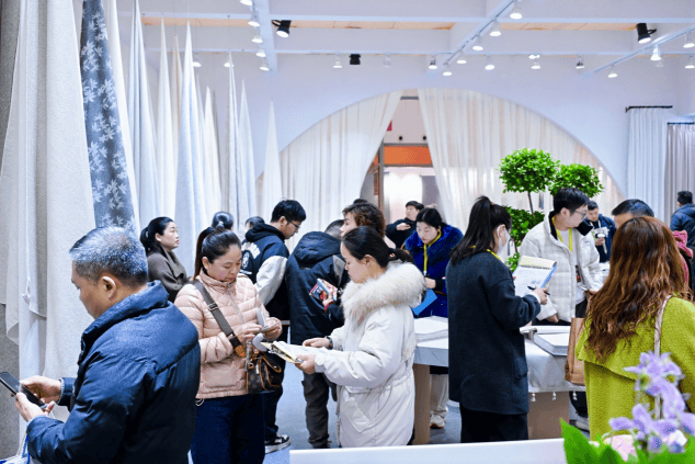 柯桥窗帘展首日开启时尚新风！凯发K8花式上新、一站式购齐(图9)