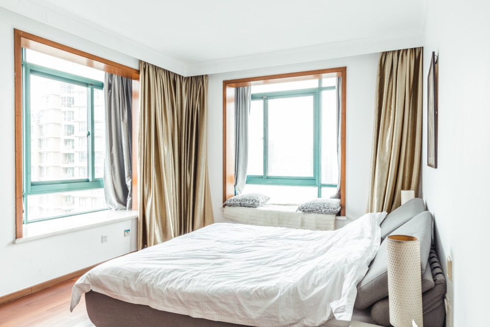 看 客厅窗帘颜色怎么搭配凯发平台客厅窗帘怎么装好(图2) 看 客厅窗帘颜色怎么搭配凯发平台客厅窗帘怎么装好(图2)